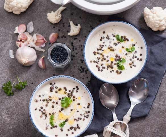 Krem z kalafiora z czarną soczewicą