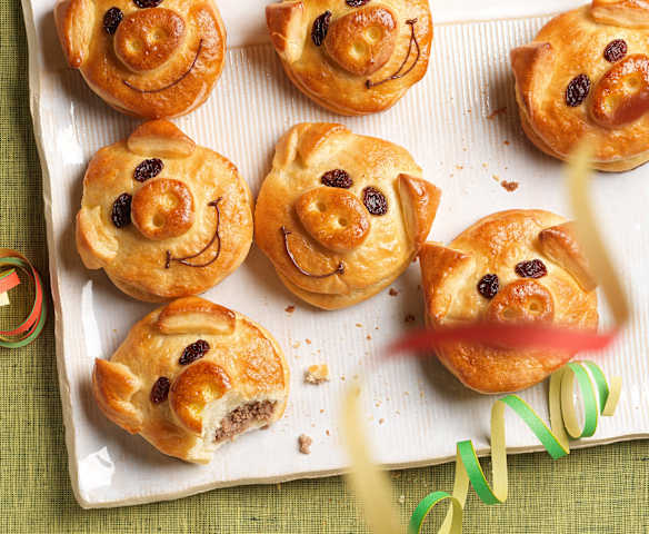 Neujahrs Schweinderl mit süßer Nussfülle