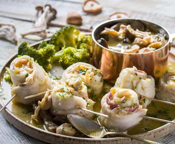 Popietas de lenguado con espárragos y salsa de setas