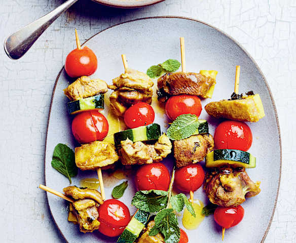 Brochettes d'agneau et de légumes aux épices et à la menthe