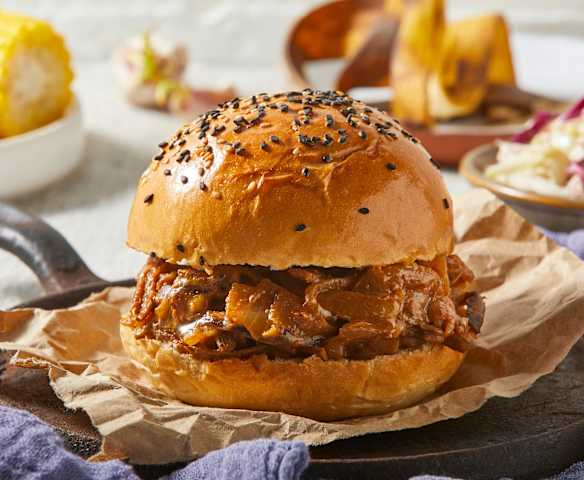 Burgery ze skórkami banana à la pulled pork Burgery ze skórkami banana à la pulled pork