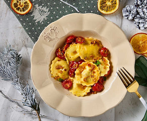 Ravioli aux agrumes et à la menthe, confit de tomates cerise