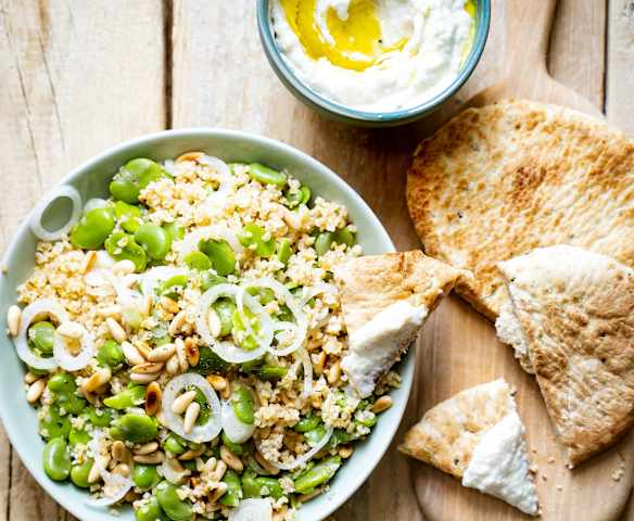 Salade de boulgour aux fèves, sauce à l’artichaut et au tahini