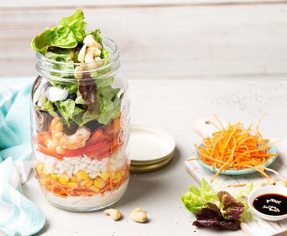 Ensalada de arroz con langostinos y salsa de queso para llevar