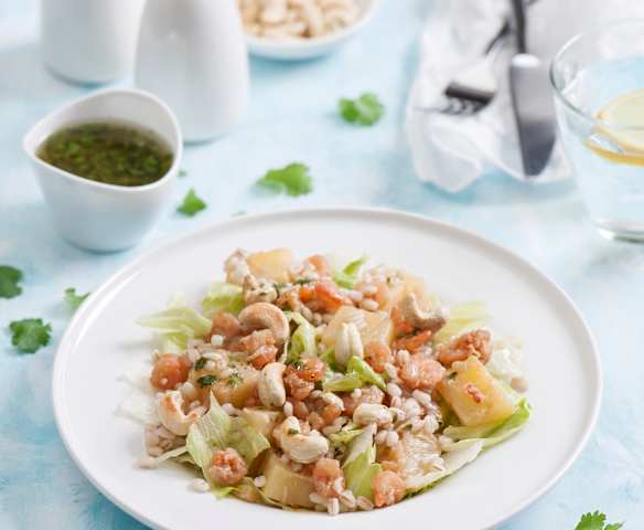 Sałatka z pęczakiem, krewetkami i ananasem