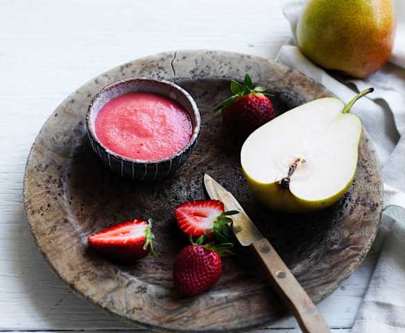 Strawberry pear purée (around 6 months)