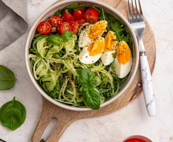 Sałatka z jajkiem i spiralizowanym ogórkiem (TM5)