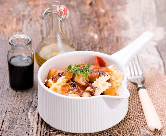 Farfalle z pomidorami i karmelizowanym fenkułem