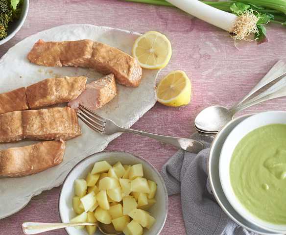 Menú: Crema de guisantes. Salmón con brócoli y patatas