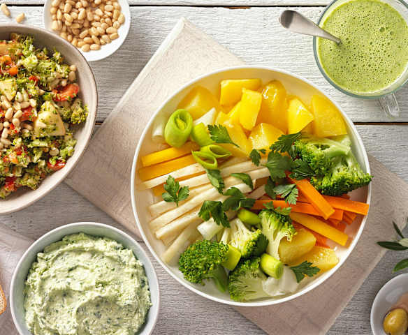 Menü: Brokkolisalat und Käseaufstrich zu Gemüseplatte mit Petersilien-Zitronensauce