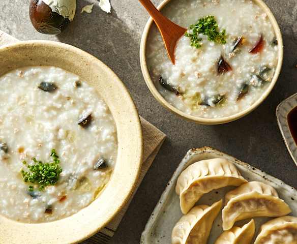 皮蛋瘦肉粥配蒸饺