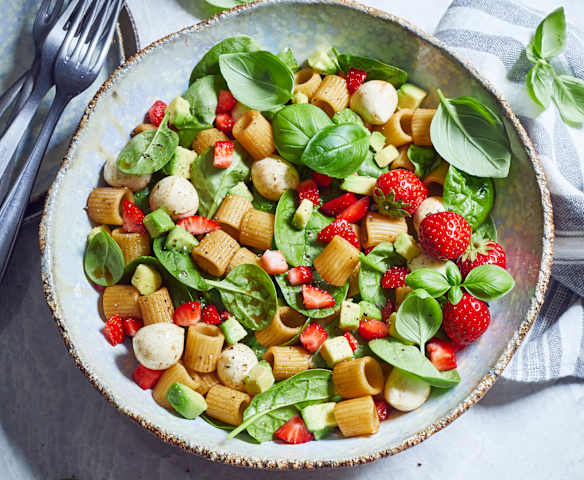 Avocado-Nudelsalat mit Erdbeeren und Mozzarella