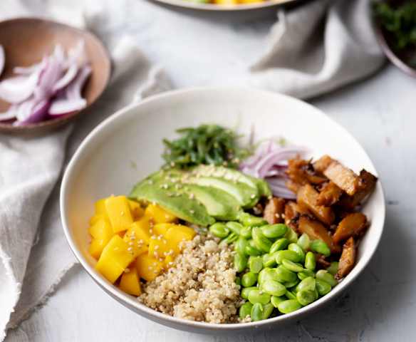 Poke bowl au quinoa et au seitan