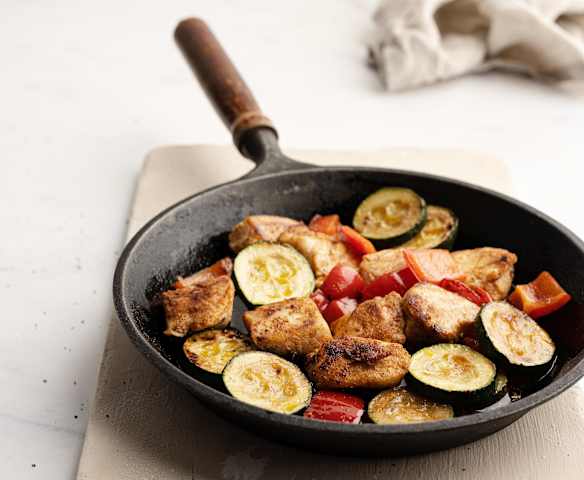 Poulet mariné, courgette et poivron rouge Poulet mariné, courgette et poivron rouge