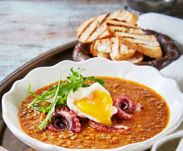 Lentejas con pulpo y huevo