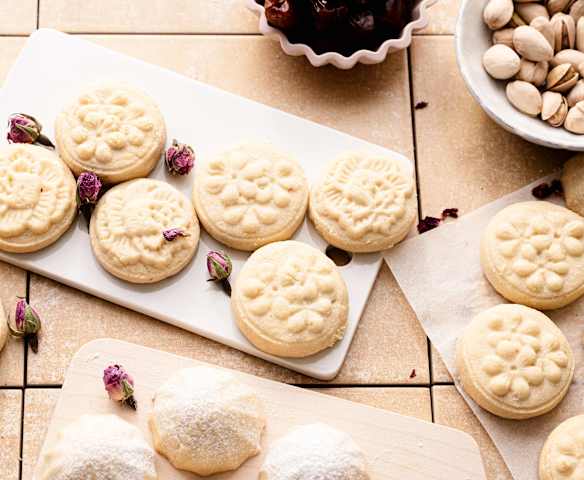 Mahmoul com recheio de tâmara, pistácio e noz