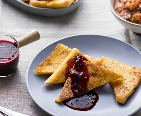 Bocados de polenta con caponata siciliana o compota de frutos rojos