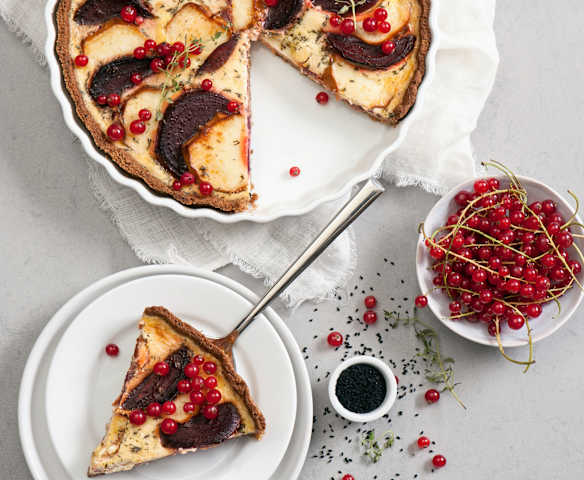 Quiche z burakami i oscypkiem na razowym spodzie z czarnuszką