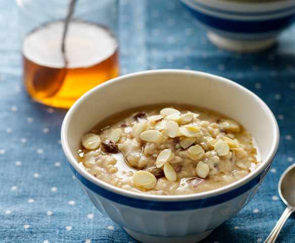 Apfel-Zimt-Porridge mit Sultaninen Apfel-Zimt-Porridge mit Sultaninen