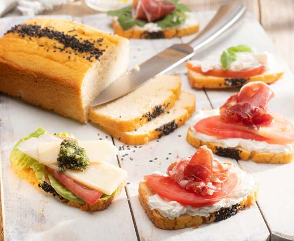 Mini sandwiches keto con queso crema, jamón serrano y jitomates