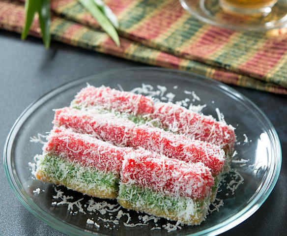 Kue Sagu Mutiara (Steamed Sago Cake)