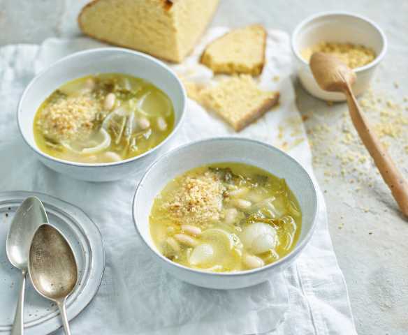 Sopa de feijão com couve-portuguesa