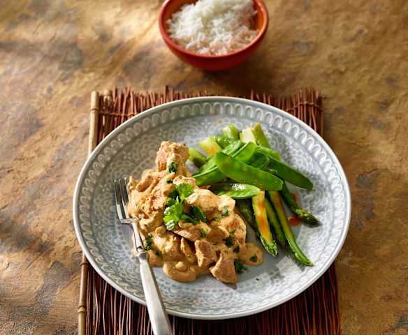 Huhn in Curry-Erdnuss-Sauce mit grünem Spargel und Zuckerschoten (Thailand)