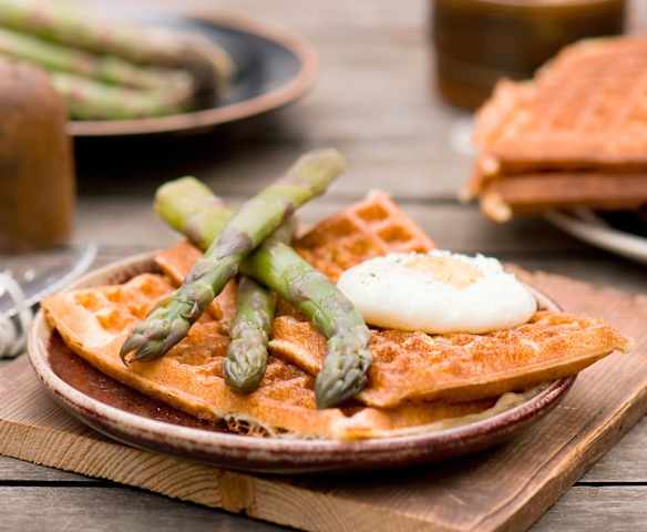 Gofry ziemniaczane z dodatkiem szparagów i jajka w koszulce