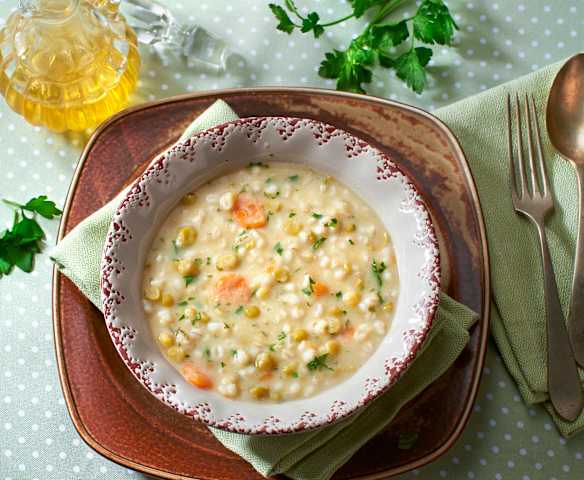 Minestra di orzo e piselli secchi
