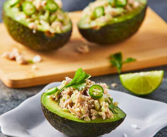 Aguacates rellenos de atún