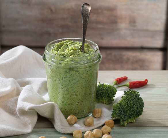 Pesto di broccoli, acciughe e nocciole Pesto di broccoli, acciughe e nocciole