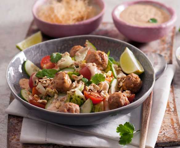 Sałatka azjatycka z klopsikami