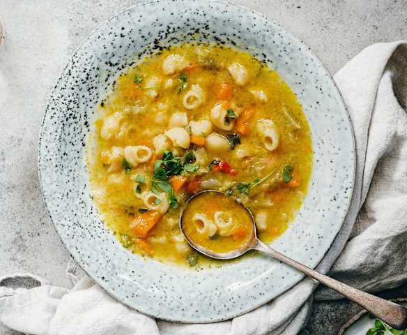 Sopa de verduras variadas con pasta