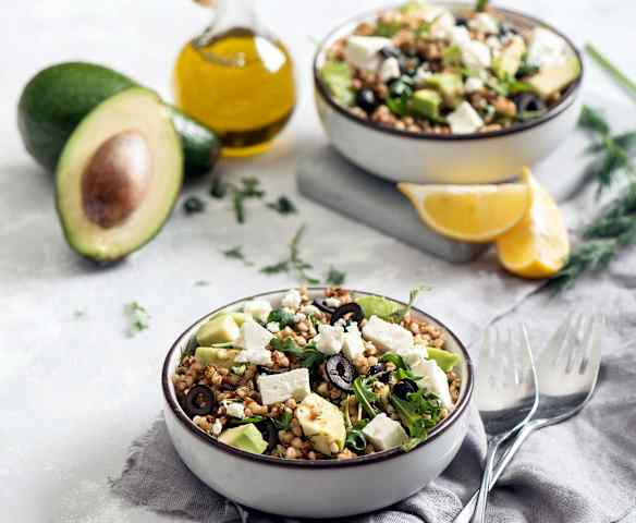 Sałatka z kaszą gryczaną, awokado i fetą
