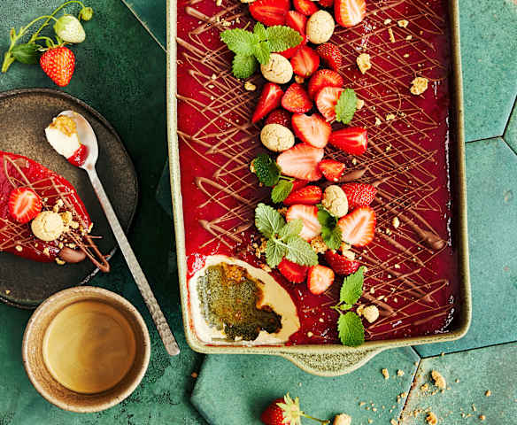 Erdbeer-Joghurt-Mousse mit Schokolade und Amarettini