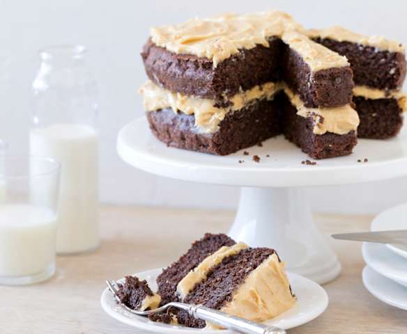 Čokoládový quinoa dort s polevou z arašídového másla