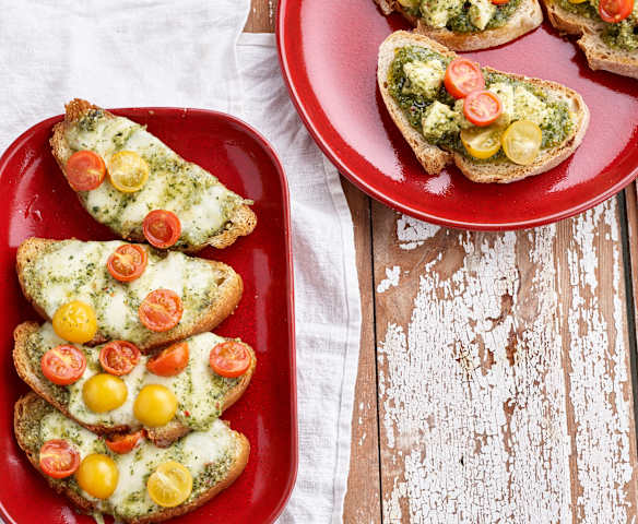 Bruschetta com pesto e tomate