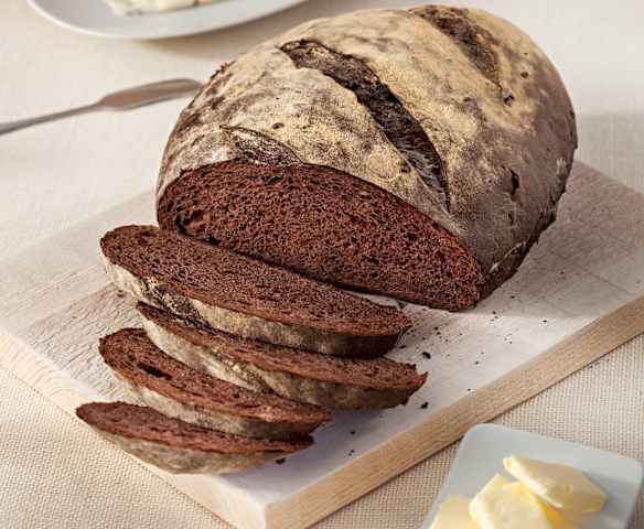 Pan de cacao y frutas deshidratadas