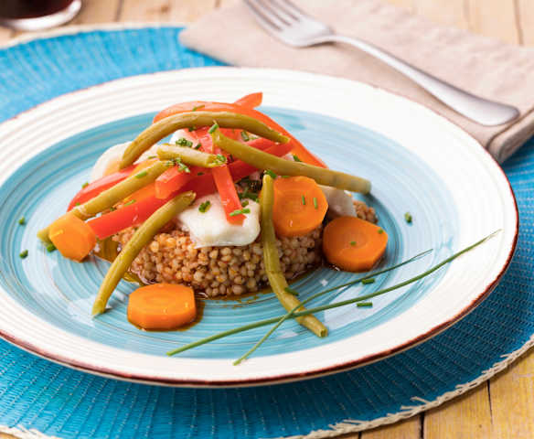 Sorgo con platessa e arcobaleno di verdure