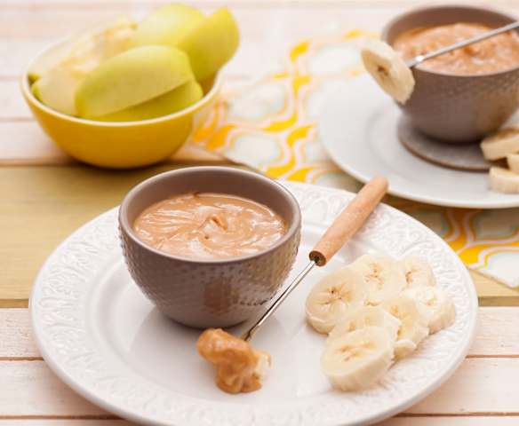 Fondue z masła orzechowego z owocami