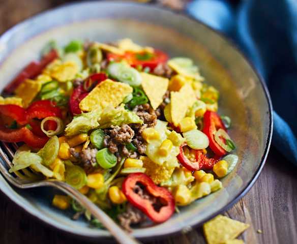 Mais-Salat mit Hackfleisch und Avocado