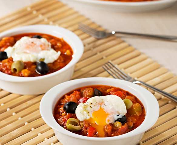 Huevos poché con pisto de anchoas y aceitunas