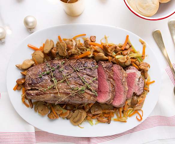 Solomillo de ternera con boletus y rebozuelos al ron