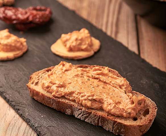 Ντιπ γιαουρτιού με φέτα και λιαστές ντομάτες