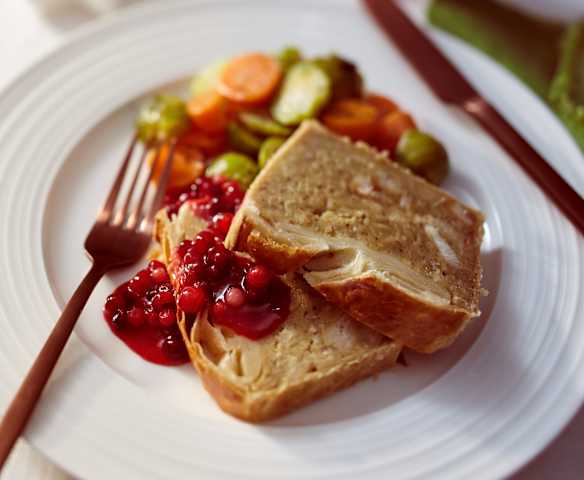Paranussbraten mit Preiselbeersauce und Rosenkohl
