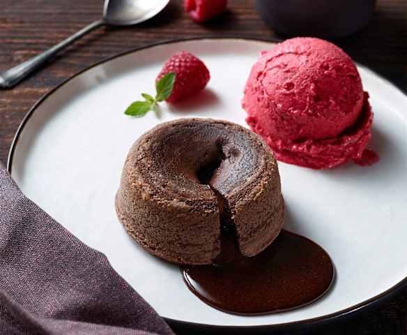 Çikolatalı Akışkan Kek, Frambuazlı Pratik Dondurma (2 porsiyon)