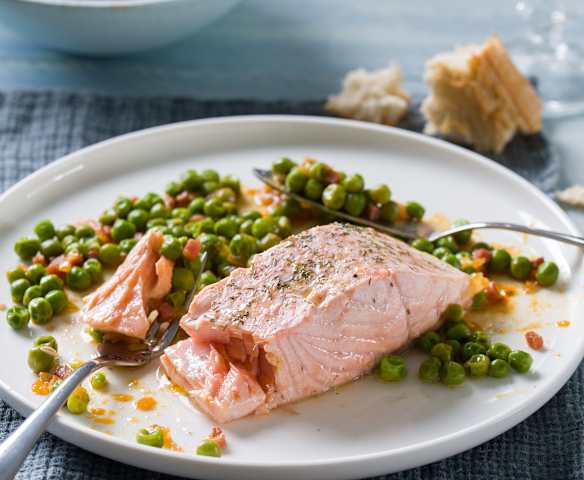 Lomos de pescado y guisantes con jamón al pimentón