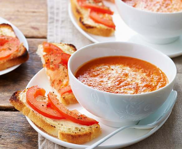 Soupe à la tomate, tartines de fromage fondu