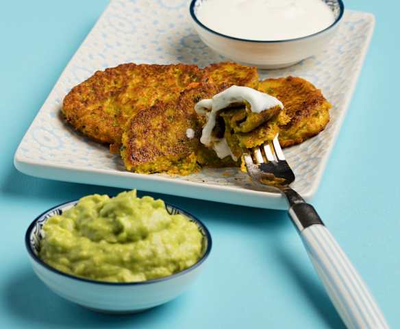 Zucchinipuffer mit Avocadocreme und Joghurtdip
