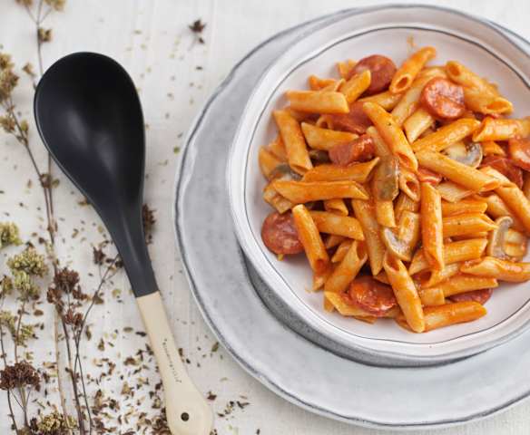 Penne com chouriço e cogumelos